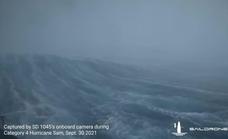 Un dron graba un vídeo desde el corazón de un huracán que cruza el Atlántico con vientos de 230 km/h